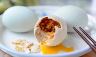 腌咸鸭蛋怎么腌黄能出油好吃 腌咸鸭蛋怎么样能腌出油