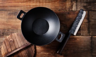 第一次使用铁锅如何清洗（第一次使用铁锅怎么处理一下锅才能好?）