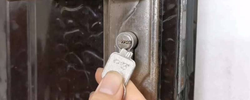 钥匙断在锁芯里怎么办（钥匙断了一点在锁芯里怎么办）