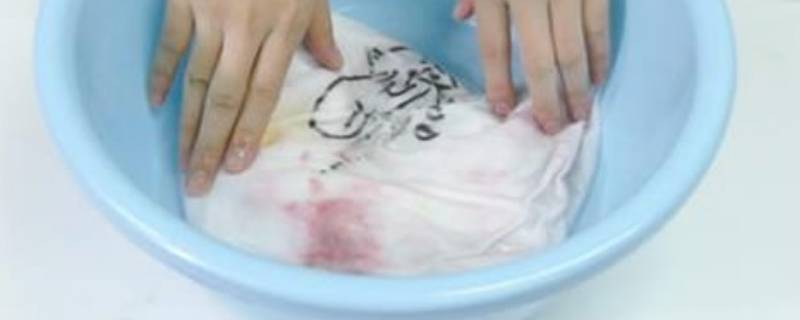 衣服染色怎么洗 衣服染色怎么洗掉妙招小苏打