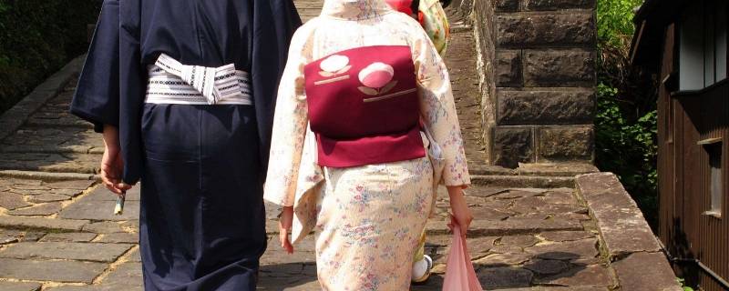 日本和服为什么要背个枕头（日本女的和服背上为啥有个枕头）