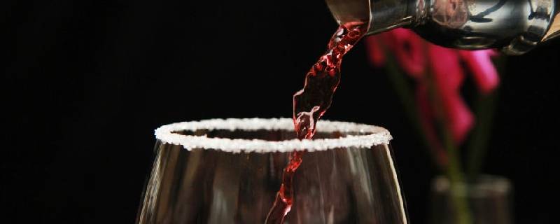 葡萄酒过滤后怎么上面有白泡（葡萄酒过滤后怎么上面有白泡还需要开盖吗）