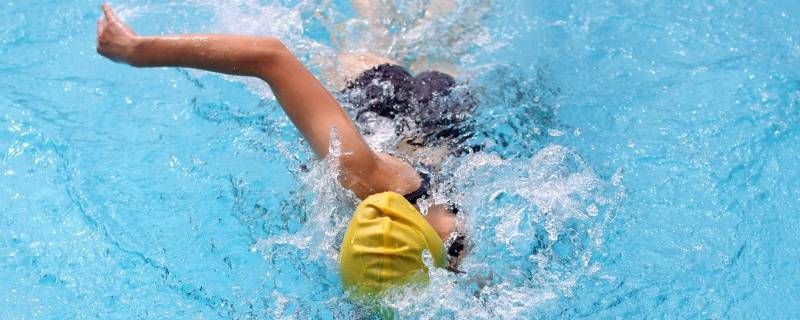 泳衣里面要穿内裤吗（泳衣里面还要不要穿内裤）