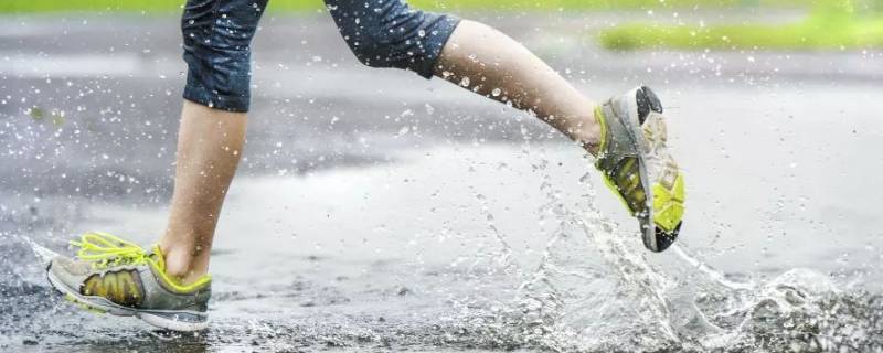 雨天怎样走路不湿鞋尖（雨天走路湿脚尖）