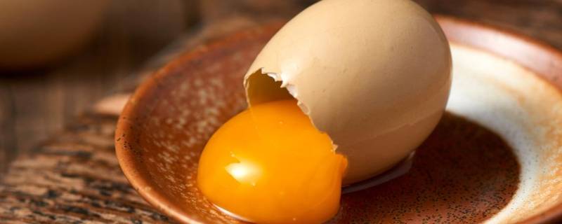 鸡蛋怎样煮好剥起来不粘壳 鸡蛋煮来不好剥要粘在壳上怎么回事