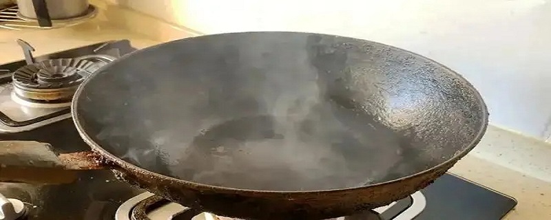铁锅怎么老是擦出黑的（铁锅怎么老是擦出黑的怎么弄干净）