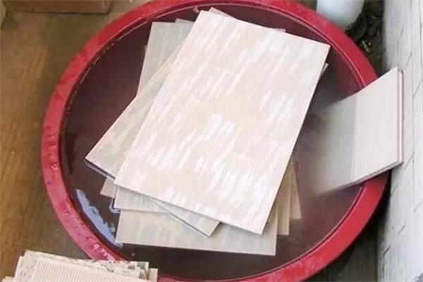 贴瓷砖要泡水吗泡多久 贴瓷砖需要泡水吗?