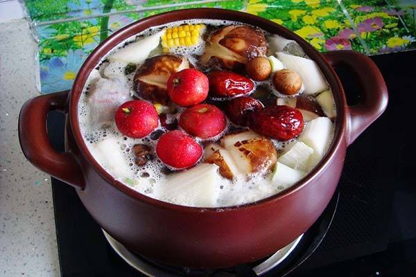 砂锅煲汤有什么好处 砂锅煲汤和铁锅煲汤有什么区别 砂锅煲汤要多久