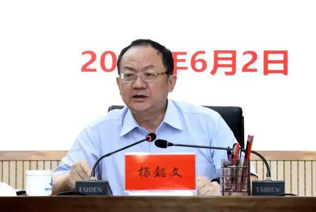 “贪图钱财女色”的市委书记落马后，原副市长主动投案