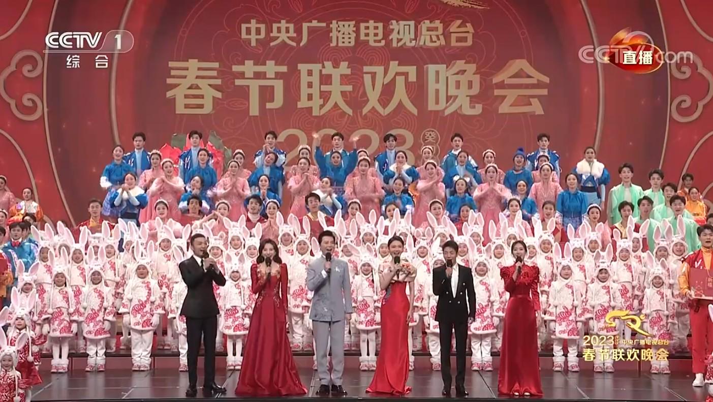 兔年央视春晚主持阵容全亮相，28岁的她是唯一的新面孔  