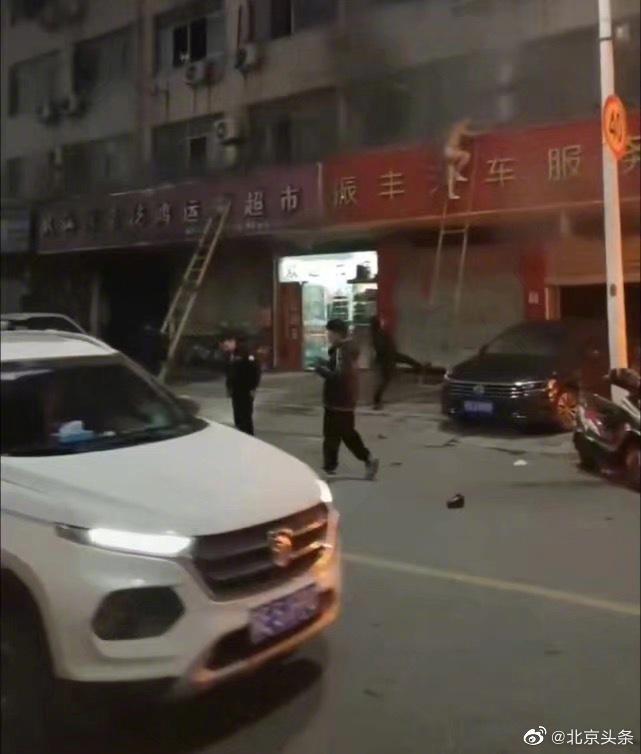 苏州发生火灾致6死28伤，目击者：宾馆着火，有住客爬窗逃生   