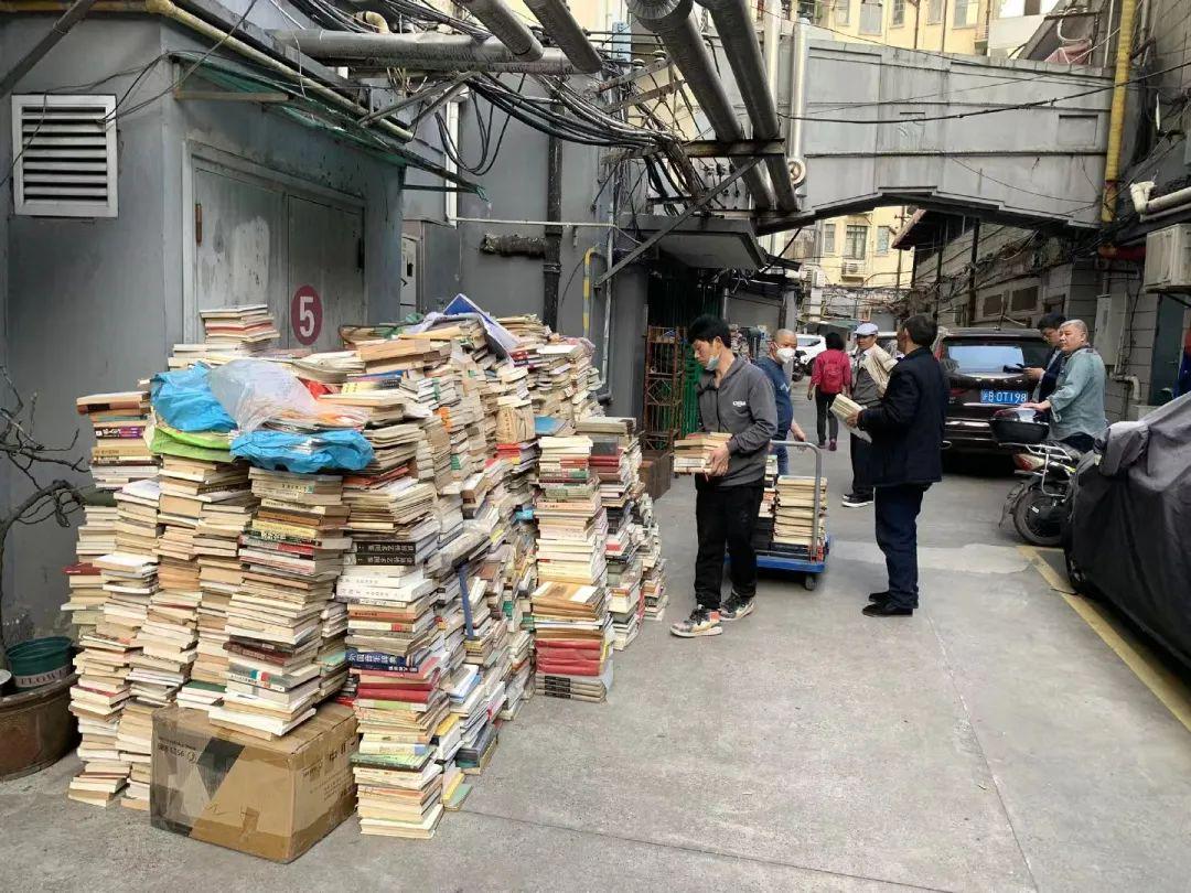 上海一大学教授离世，一屋子藏书却被当成废品卖？照片疯传后网友纷纷唏嘘…真相来了→