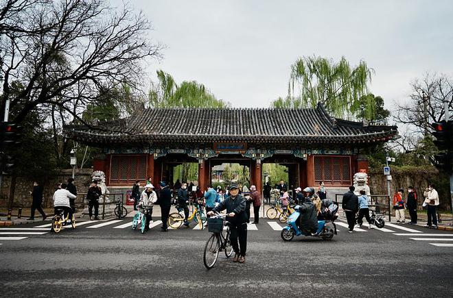 高校“只限亲友进”催生黄牛党：进北大价格在150-200元