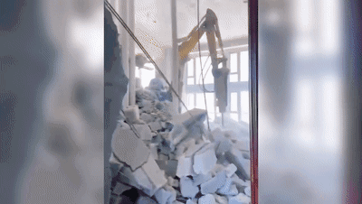 广东肇庆一业主打通42套房时墙现裂缝 住建部门：承重结构安全，业主愿赔偿