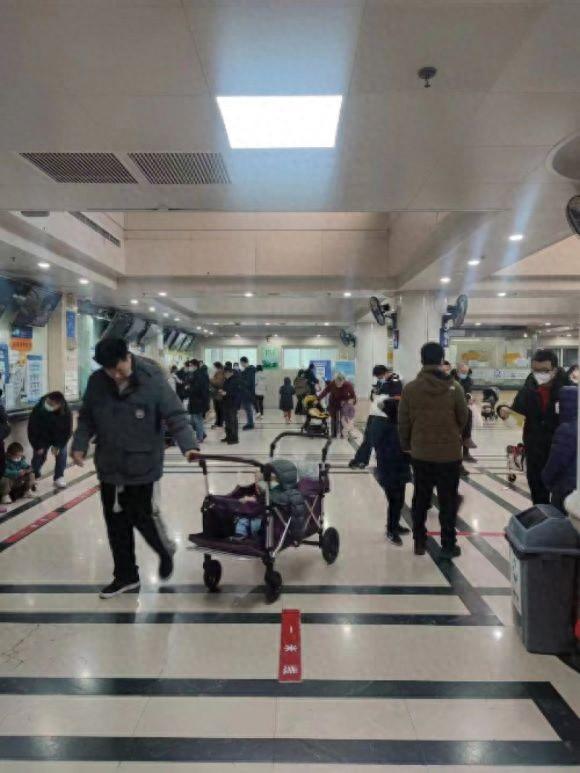 实探北京儿科就诊高峰：“采个血要排到500多号”，多家医院优化就诊复诊流程