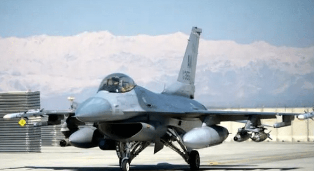 美国F-16战斗机在韩国演习期间坠毁 美国f106战斗机