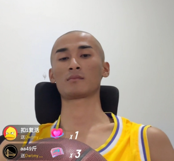 男子长相酷似科比 长的很像科比的人