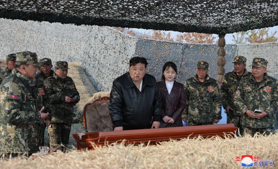 开完坦克，金正恩又来到了空降兵部队