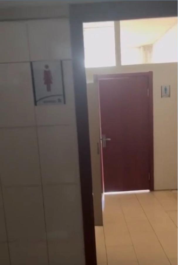男厕所设在女厕所里面