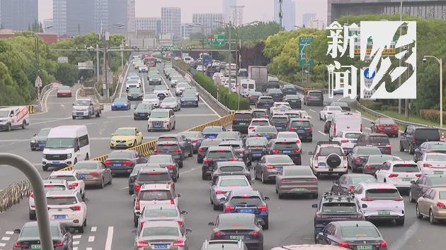 崩溃！回上海开了7小时，有人眼睁睁看飞机飞走…这里拥堵达10公里，警方用无人机抓拍喊话