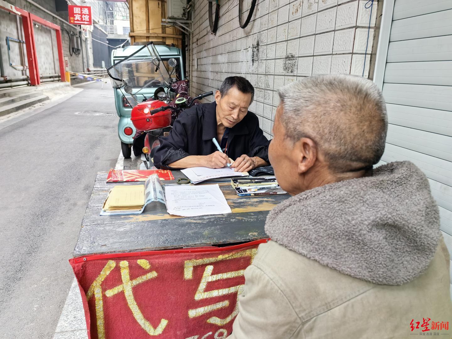 “小巷最后的写信人”：一周难得开张，以前代写书信现在写低保申请、离婚协议