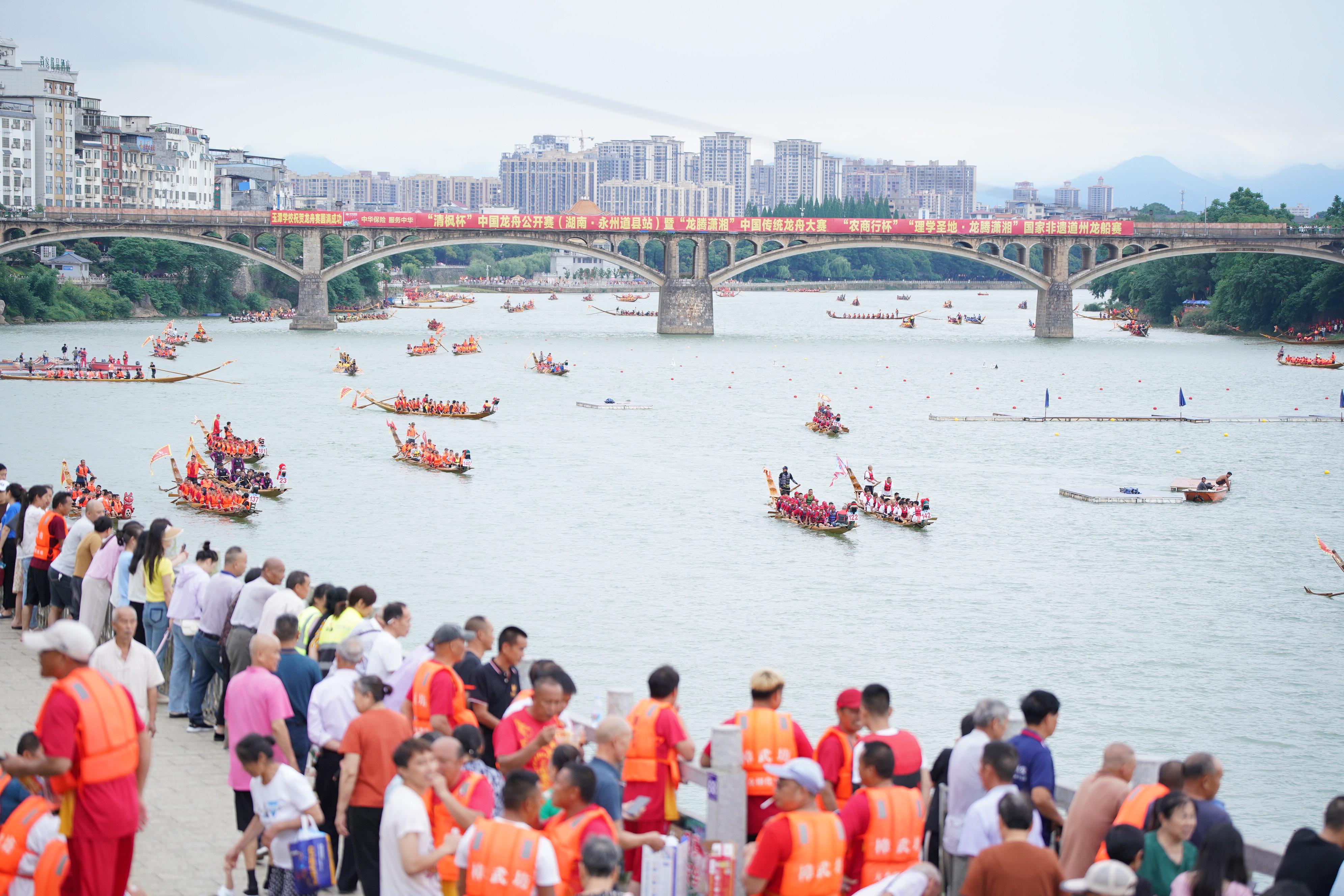 一支湖南乡村龙船队是怎么拉回年轻人的：有人跨千里赶来，00后请不到假干脆辞职