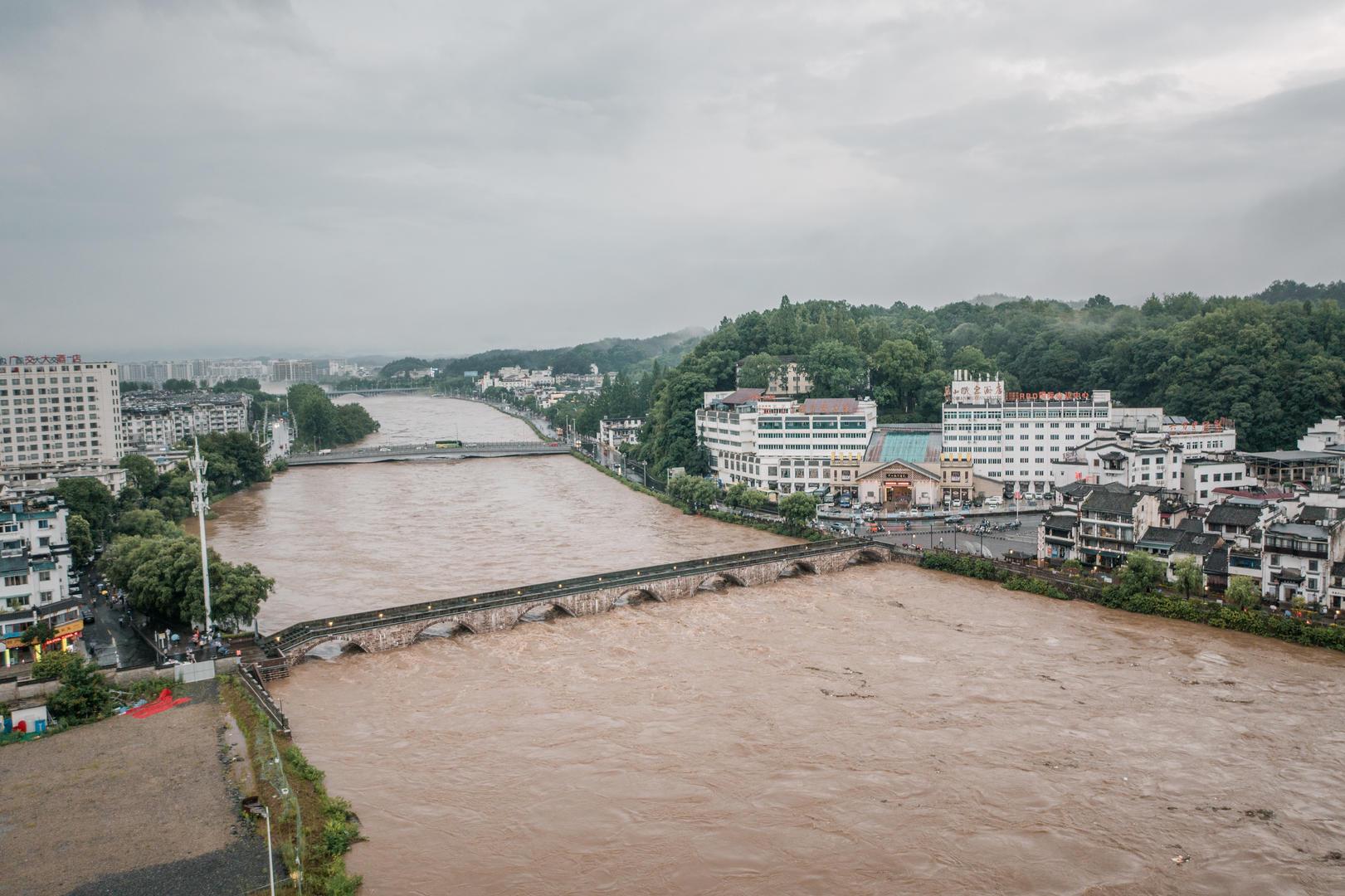 安徽黄山遭遇强降雨后，有民宿老板称房子一度被淹近1米，因清淤等半月内无法迎客